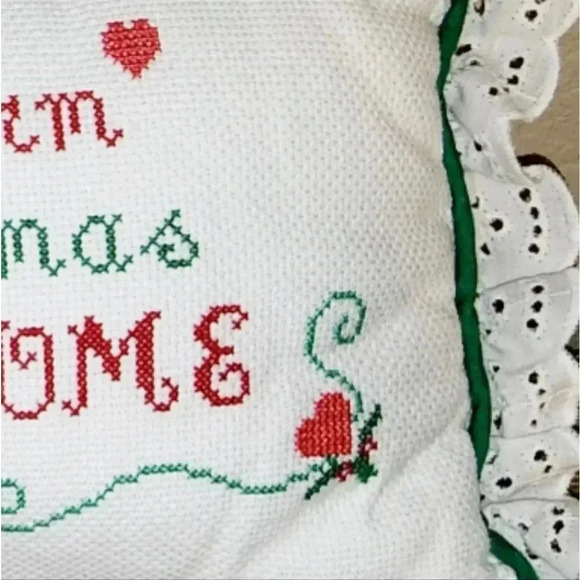 LOT of 2 Christmas Decorative Pillows! 1 NWT + 1 Vintage Handmade Needlepoint - Picture 9 of 9